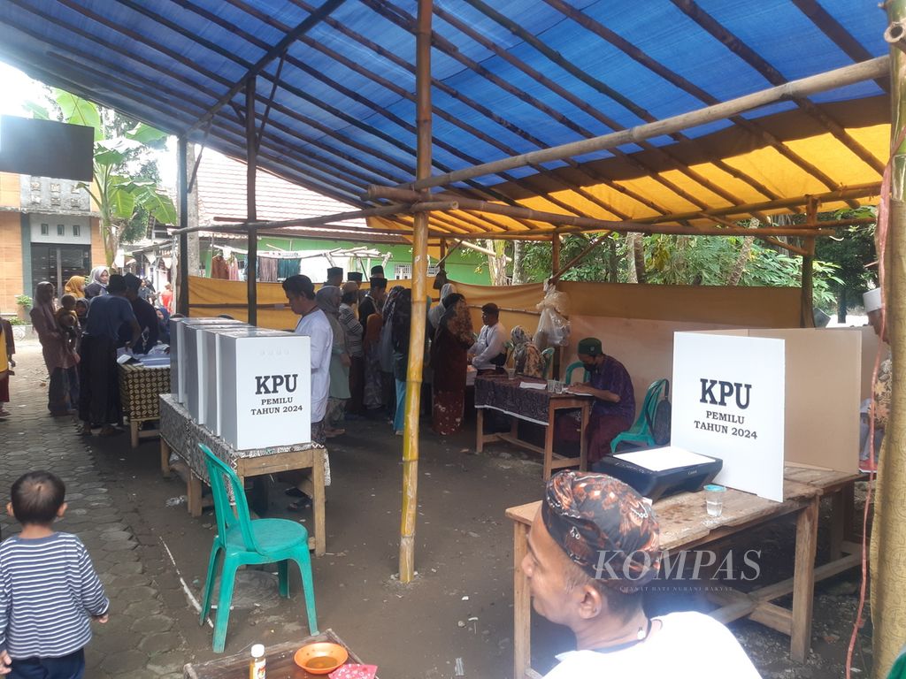 Warga menggunakan hak pilihnya di Kampung Benda Kerep, Kelurahan Argasunya, Kecamatan Harjamukti, Kota Cirebon, Jawa Barat, Rabu (14/2/2024). Warga setempat memakai kunyit sebagai pengganti tinta ungu seusai mencoblos.