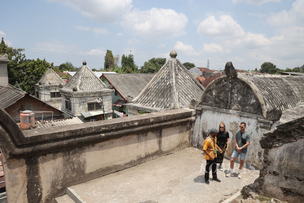 Wisatawan asing mengunjungi kompleks obyek wisata Tamansari di Kecamatan Kraton, Yogyakarta, Senin (11/9/2023). 