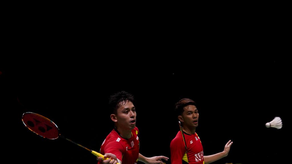 Fajar Alfian (kanan) dan Muhammad Rian Ardianto berlaga melawan ganda putra China, Liang Wei Keng/Wang Chang, pada final ganda putra Daihatsu Indonesia Masters 2022 di Istora Gelora Bung Karno, Jakarta, Minggu (12/6/2022).