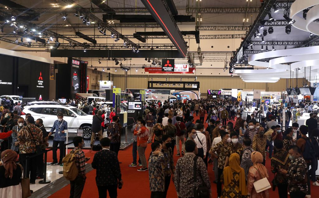 Pengunjung melihat mobil yang dipamerkan dalam pameran otomotif Gaikindo Indonesia International Auto Show (GIIAS) 2021 di ICE BSD, Kabupaten Tangerang, Banten, Kamis (11/11/2021). Setidaknya 22 produsen otomotif mengikuti pameran yang berlangsung hingga 21 November 2021. 