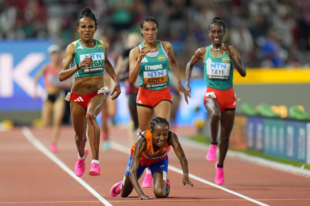 Pelari Belanda, Sifan Hassan, terjatuh saat berlomba di nomor 10.000 meter putri Kejuaraan Dunia Atletik 2023 di Stadion Pusat Atletik Nasional, Budapest, Hongaria, Sabtu (19/8/2023) atau Minggu dini hari WIB. 