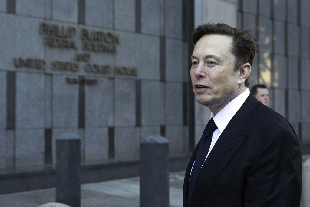 Pemimpin Tesla, Elon Musk, meninggalkan pengadilan San Francisco, Amerika Serikat, pada Januari 2023. Pada Selasa (30/1/2024), Pengadilan Niaga Delaware, Amerika Serikat, membatalkan paket bonus Rp 873 triliun dari Tesla untuk Musk