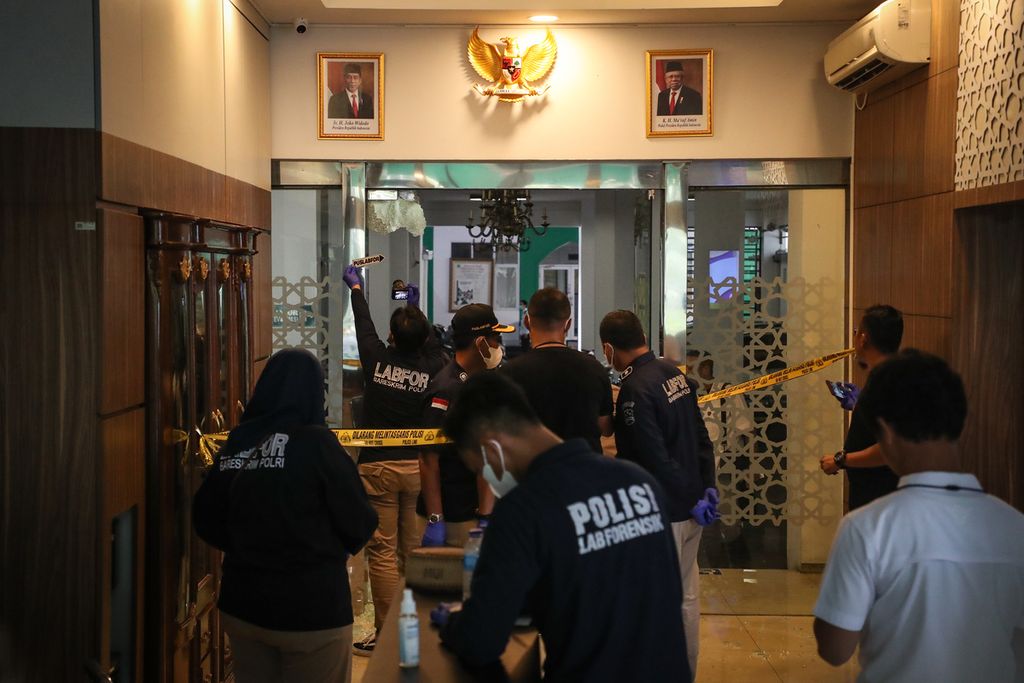 Tim Puslabfor Bareskrim Polri melakukan olah tempat kejadian perkara penembakan di kantor Majelis Ulama Indonesia, Jakarta, Selasa (2/5/2023).