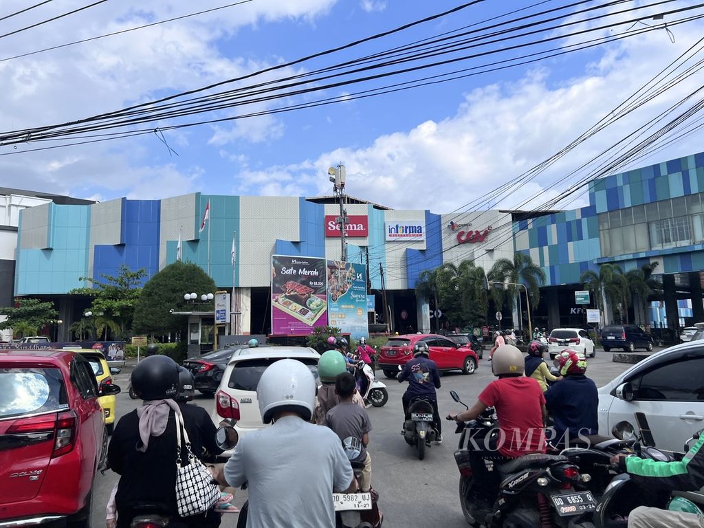 Kendaraan menuju Mal Panakkukang cukup padat, Sabtu (30/3/2024). Pusat perbelanjaan ini salah satu yang dituju warga dari luar Makassar untuk berbelanja berbagai keperluan. 