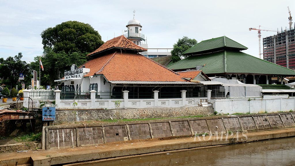 Masjid Jami Al-Makmur, Cikini, berada di pinggir Sungai Ciliwung. Masjid tersebut awalnya didirikan di atas tanah wakaf milik maestro pelukis Raden Saleh.