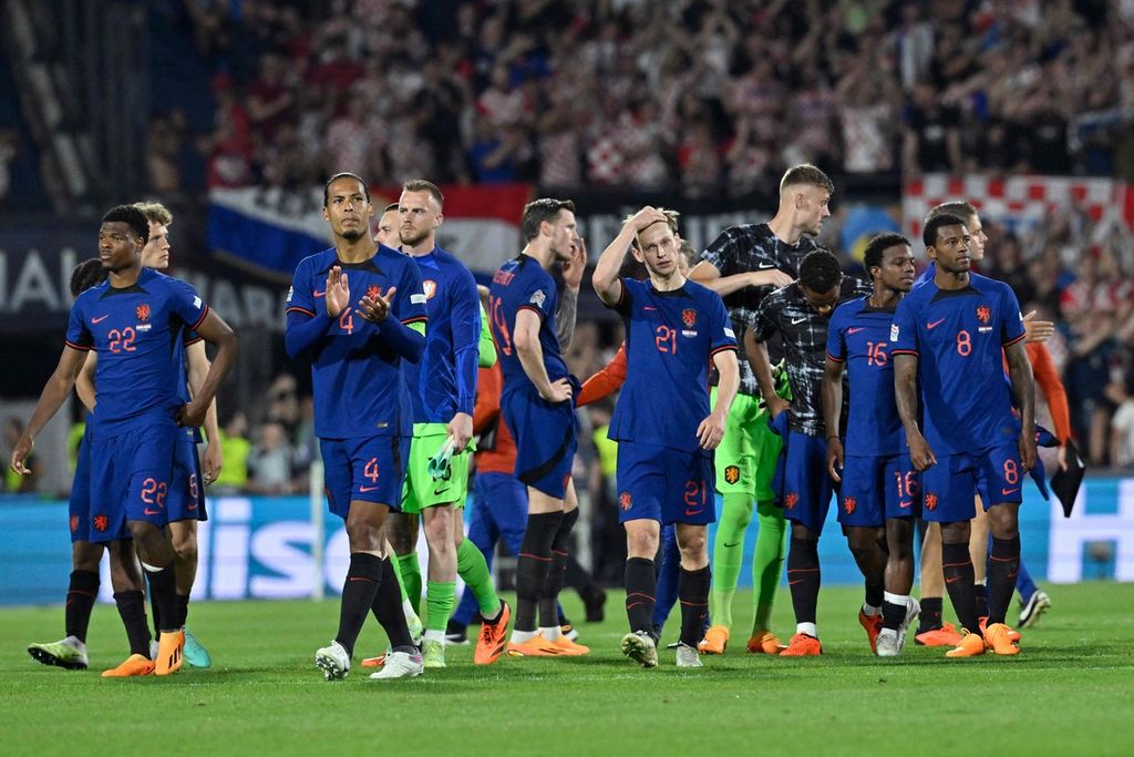 Reaksi kecewa pemain Belanda setelah pertandingan semifinal Liga Nasional Eropa antara Belanda dan Kroasia di Stadion De Kuip, Rotterdam, Belanda, Kamis (15/6/2023) dini hari WIB. Kroasia menang atas Belanda, 4-2. 