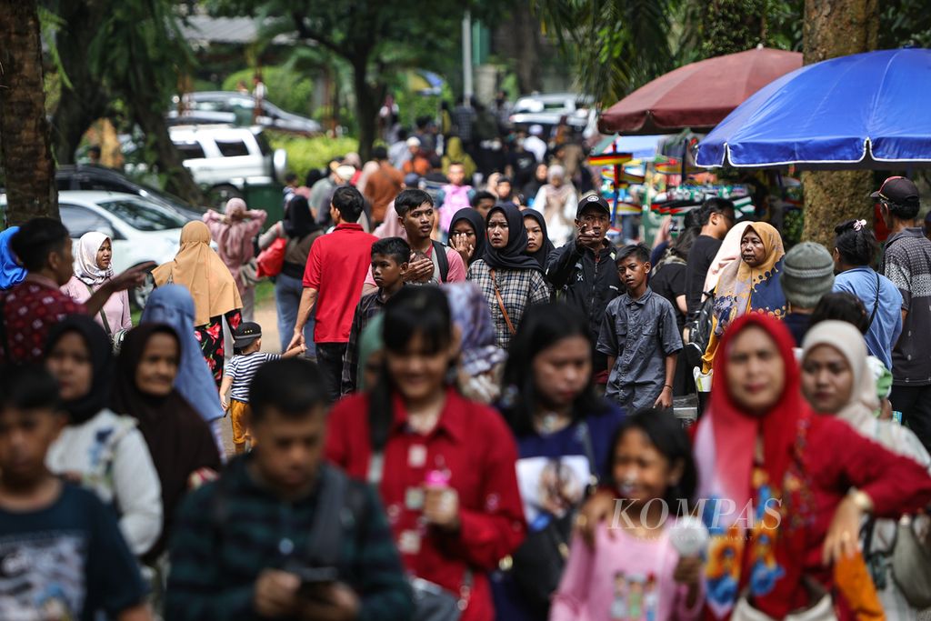 Kerumunan pengunjung saat berwisata di Taman Margasatwa Ragunan, Jakarta, di hari kedua libur Idul Fitri, Kamis (11/4/2024).
