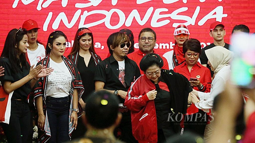 Ketua Umum Partai Demokrasi Indonesia Perjuangan (PDI-P) Megawati Soekarnoputri menerima jaket dengan desain yang ditujukan untuk menarik dukungan generasi milenial dalam acara peluncuran atribut di Kantor DPP PDI-P, Jakarta, Kamis (20/9/2018). 