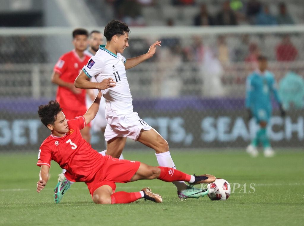 Pemain Vietnam, Vo Minh Trong (bawah), mencoba menghadang striker Indonesia, Rafael William Struick, pada laga Grup D Piala Asia 2023 di Qatar, Jumat (19/1/2024). Indonesia menang 1-0 pada laga ini. 