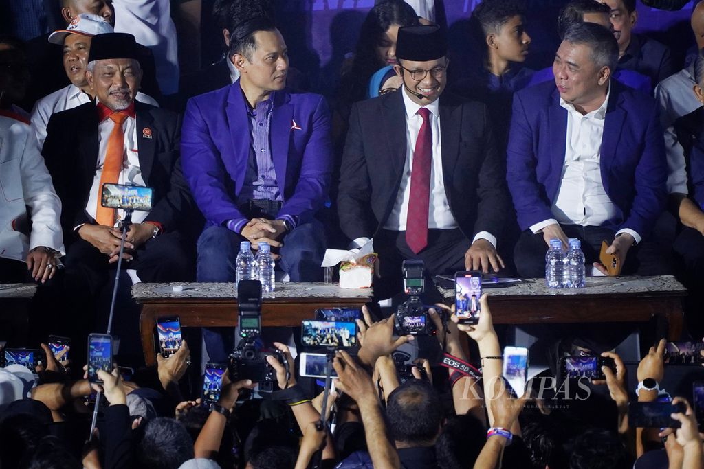 Bakal calon presiden dari Koalisi Perubahan Anies Baswedan (kedua dari kanan) duduk bersama Presiden PKS Ahmad Syaikhu (kiri), Ketua Umum Partai Demokrat Agus Harimurti Yudhoyono (kedua dari kiri), dan Wakil Ketua Umum Partai Nasdem Ahmad Ali (kanan) dalam acara deklarasi sukarelawan Amanat Indonesia (Anies) di Lapangan Tennis Indoor, Gelora Bung Karno, Jakarta, yang memberikan dukungan kepada Anies Baswedan dalam Pencalonan Presiden 2024, Minggu (7/5/2023).
