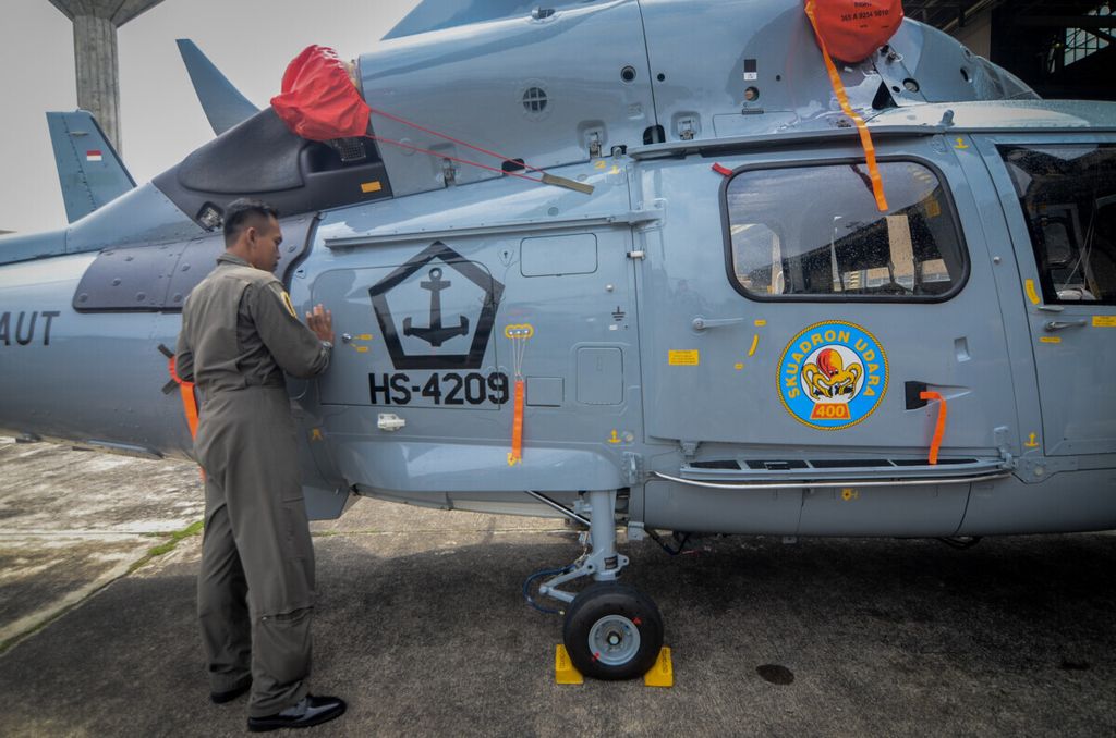 Ilustrasi. Seorang pilot memeriksa kesiapan helikopter AKS saat acara serah terima alutsista di Hanggar PT Dirgantara Indonesia (PT DI), Bandung, Jawa Barat, Kamis (24/1/2019). 