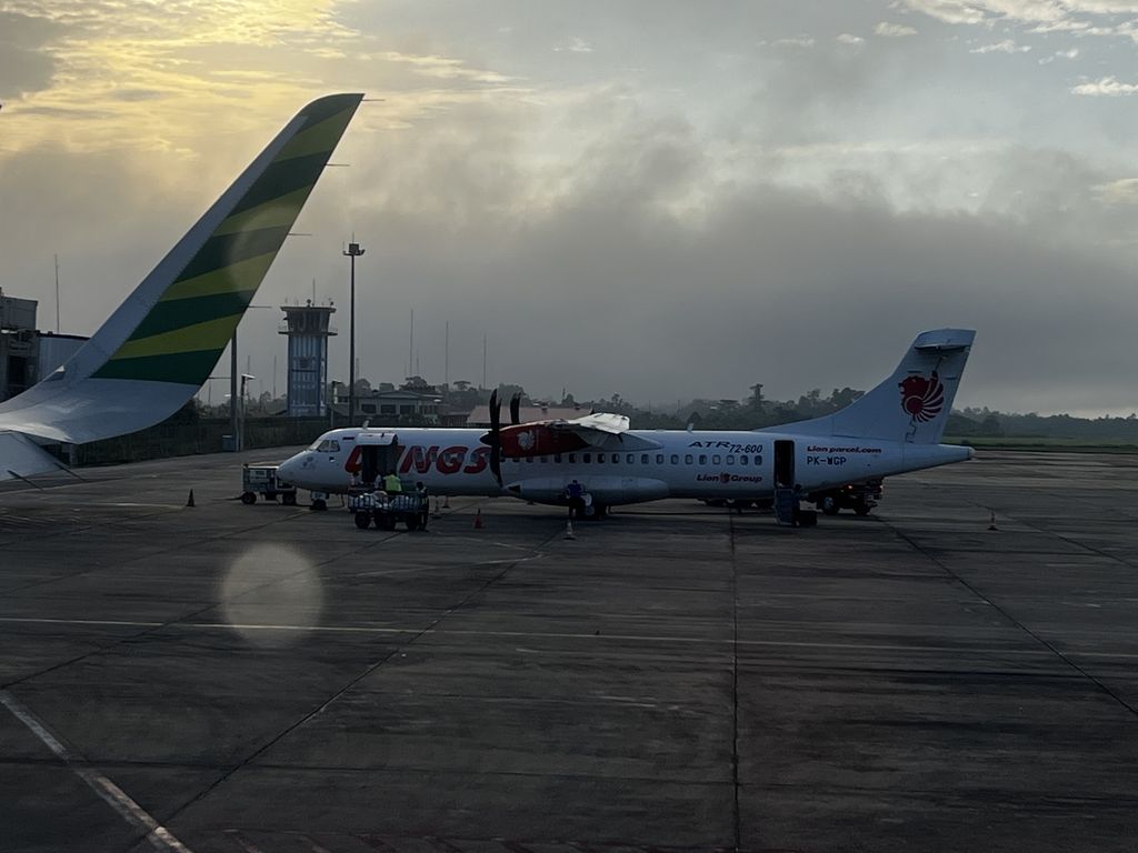 Pesawat ATR milik Wings Air bersiap terbang dari Bandara Haluoleo di Konawe Selatan, Sulawesi Tenggara, menuju Wakatobi, Kamis (7/7/2022). Penerbangan ke Wakatobi telah dihentikan oleh pihak Lion Air sejak Jumat (8/7/2022) dan belum beroperasi hingga akhir Agustus.