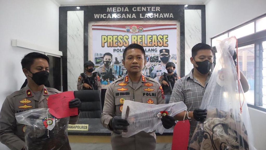 Polisi menunjukkan barang bukti yang disita dalam kasus pembunuhan suami terhadap istri di Pemalang, Jawa Tengah, Kamis (22/9/2022).