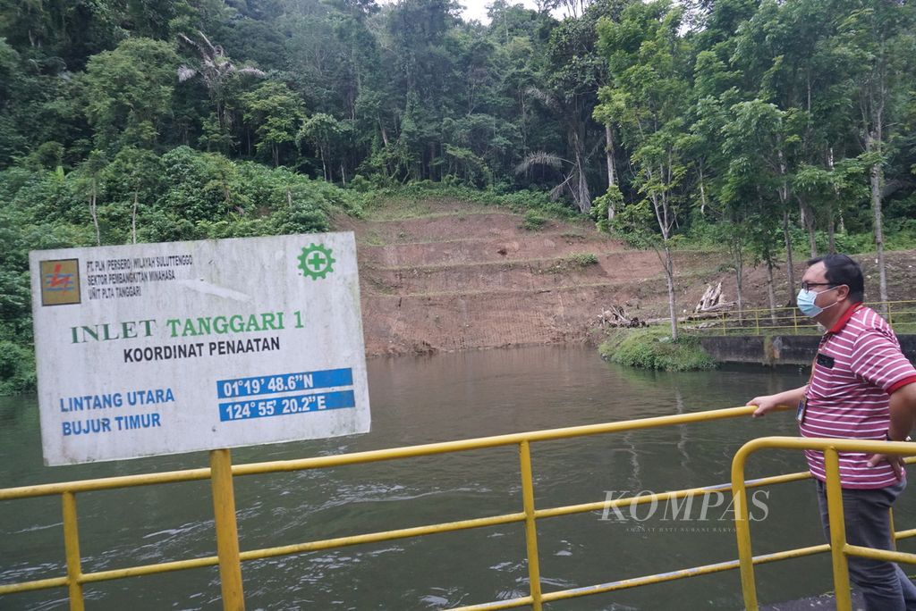 Petugas memantau bendungan intake PLTA Tanggari I di Desa Tonsea Lama, Tondano Utara, Minahasa, Sulawesi Utara, Rabu (19/1/2022).