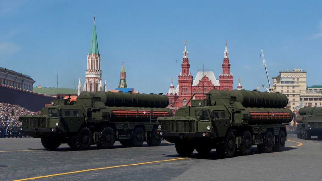 Sistem pertahanan udara s-400 dipamerkan dalam parade di Moskwa, Rusia, pada Mei 2018. Rusia akan menempatkan s-400 di Semenanjung Krimea, wilayah Ukraina yang direbut Rusia pada 2014. Rencana penempatan itu diumumkan di tengah ketegangan Rusia-Ukraina.
