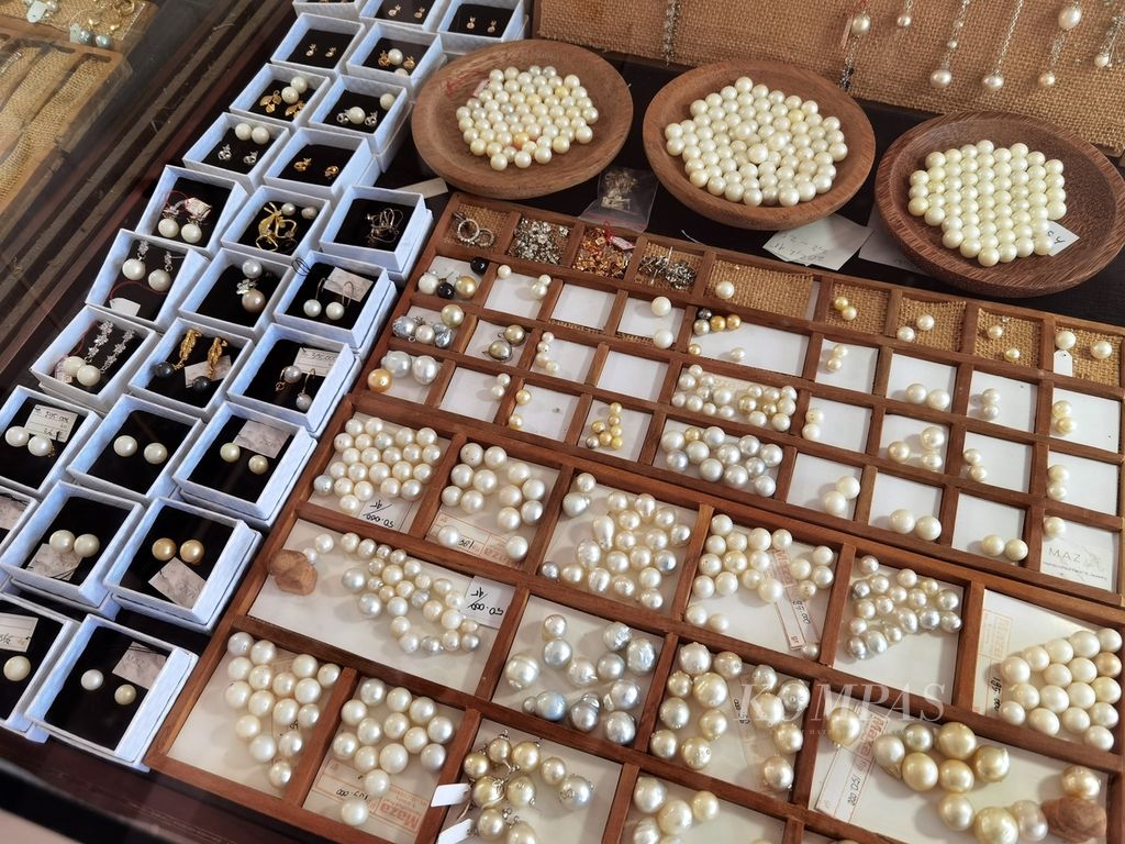 Berbagai perhiasan dan aksesori berbahan dasar mutiara di toko Maza Handcrafted Pearls and Jewerly di kawasan Jalan Gajah Mada, Sekarbela, Kota Mataram, seperti terlihat pada Senin (22/5/2023).