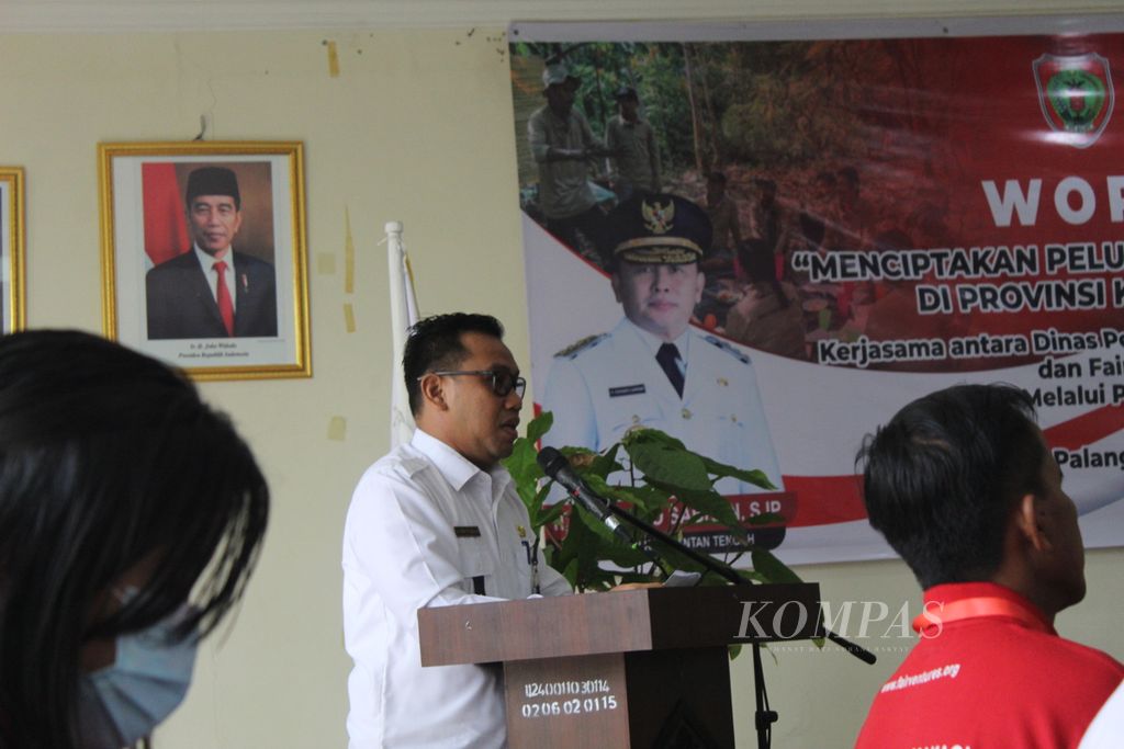 Pelaksana Tugas Kepala Dinas Perkebunan Provinsi Kalteng Rizky Badjuri memberikan paparannya dalam pelatihan penanaman kakao di Palangkaraya, Rabu (7/6/2023).