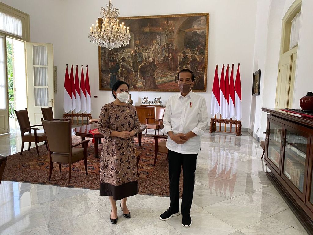 Presiden Joko Widodo berfoto bersama Ketua DPR Puan Maharani seusai pertemuan di Istana Bogor, Rabu (6/4/2022).