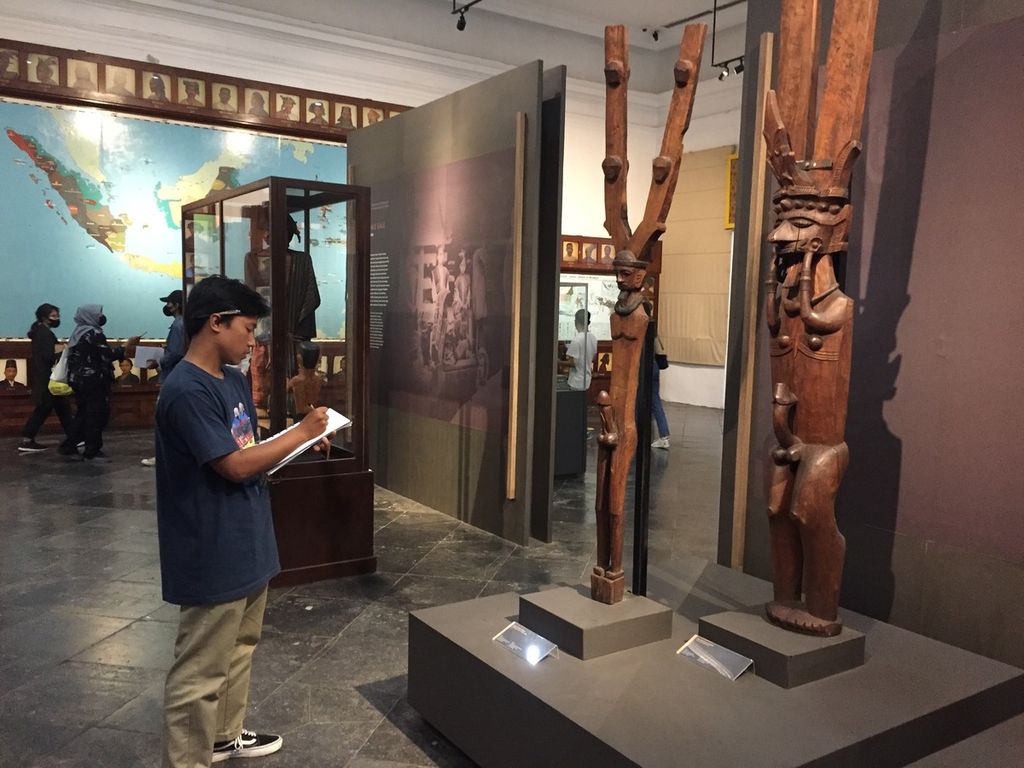 Seorang mahasiswa Desain Komunikasi Visual (DKV) Institut Kesenian Jakarta (IKJ) sedang mengambar salah satu koleksi benda di Museum Nasional, Gambir, Jakarta, pada Selasa (11/10/2022)