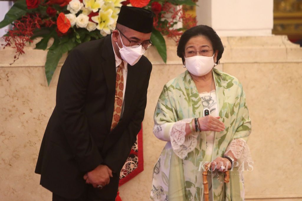 Ketua KPU Hasyim Asy'ari (kiri) berbincang dengan Presiden ke-5 Megawati Soekarnoputri saat hadir dalam pelantikan Menteri Pendayagunaan Aparatur Negara dan Reformasi Birokrasi dan anggota Dewan Kehormatan Penyelenggara Pemilu (DKPP) periode 2022-2027 di Istana Negara, Jakarta, Rabu (7/9/2022). 