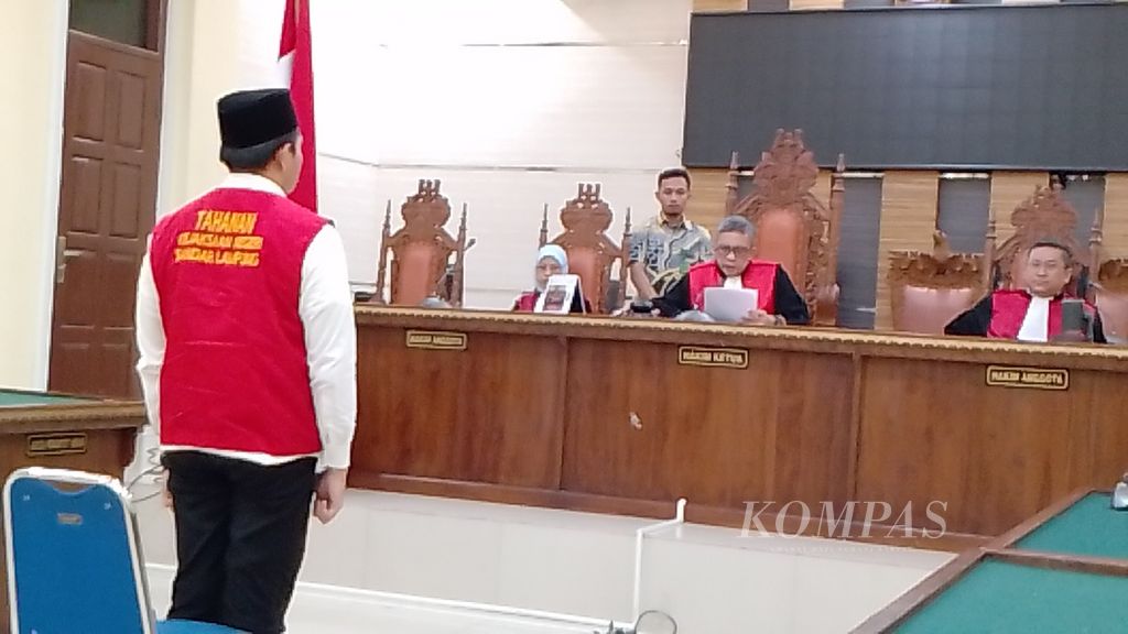 Bekas Kepala Satuan Narkoba Polres Lampung Selatan Andri Gustami saat menghadiri sidang di Pengadilan Negeri Tanjung Karang pada Kamis (29/2/2024). Andri yang terlibat sindikat narkoba internasional Fredy Pratama dijatuhi hukuman mati oleh majelis hakim.