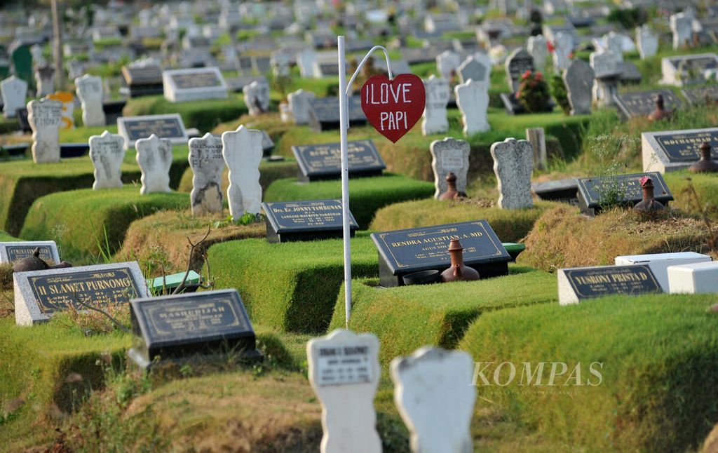 Tanda cinta dari keluarga yang kehilangan di lokasi pemakaman khusus Covid di Tempat Pemakaman Umum Keputih, Surabaya, Kamis (22/6/2023). Setelah tiga tahun, pemerintah kini mencabut status pandemi Covid-19. 