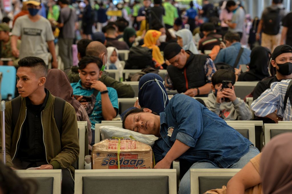 Seorang calon penumpang tertidur saat menunggu jadwal pemberangkatan kereta di Stasiun Pasar Senen, Jakarta Pusat  (11/4/2023). 
