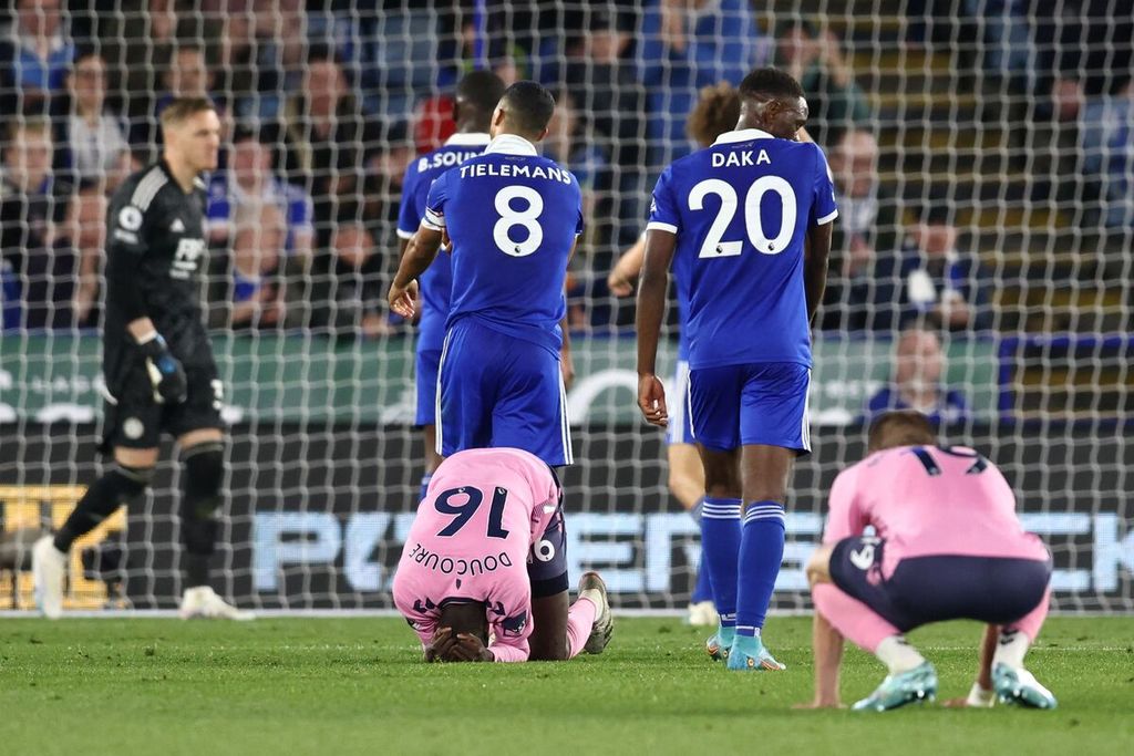 Ekspresi kekecewaan gelandang Everton, Abdoulaye Doucoure (tengah bawah), saat gagal memaksimalkan peluang gol ke gawang Leicester City pada laga Liga Inggris di Stadion King Power, Leicester, Inggris, Selasa (2/5/2023) dini hari waktu Indonesia. Laga itu berakhir imbang, 2-2.