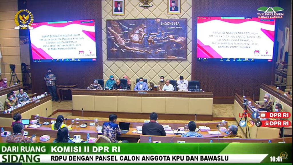 Rapat Dengar Pendapat Umum Komisi II DPR dengan Tim Seleksi Calon Anggota Komisi Pemilihan Umum dan Badan Pengawas Pemilu di Jakarta, Rabu (19/1/2022). 