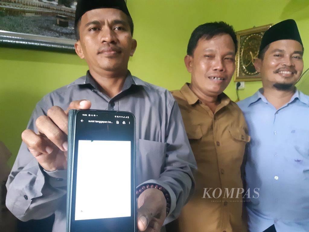 Sejumlah guru yang tergabung dalam Guru Pendidikan Agama Islam Honorer Non Kategori 35+ menunjukkan foto dokumen terkait mekanisme menjadi pegawai pemerintah dengan perjanjian kerja atau PPPK. di Kabupaten Cirebon, Jawa Barat, Selasa (22/11/2022). 