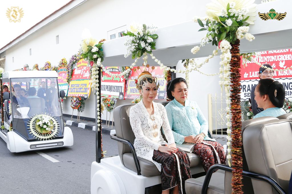 Pengantin putri, Laily Annisa Kusumastuti, menaiki mobil listrik seusai mengikuti ijab dalam acara <i>dhaup ageng </i>Kadipaten Pakualaman, Rabu (10/1/2024), di kompleks Pura Pakualaman, Yogyakarta.