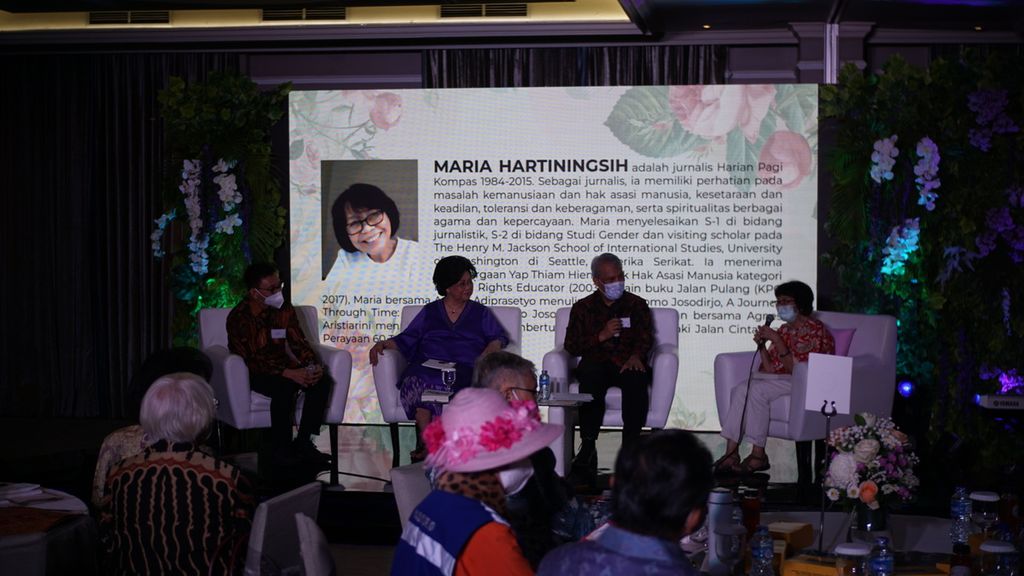 Diskusi dalam acara peluncuran buku biografi Menteri Kesehatan 2012-2014 Nafsiah Mboi berjudul <i>Nyanyian Kehidupan Nafsiah Mboi</i> di Jakarta, Selasa (14/6/2022).