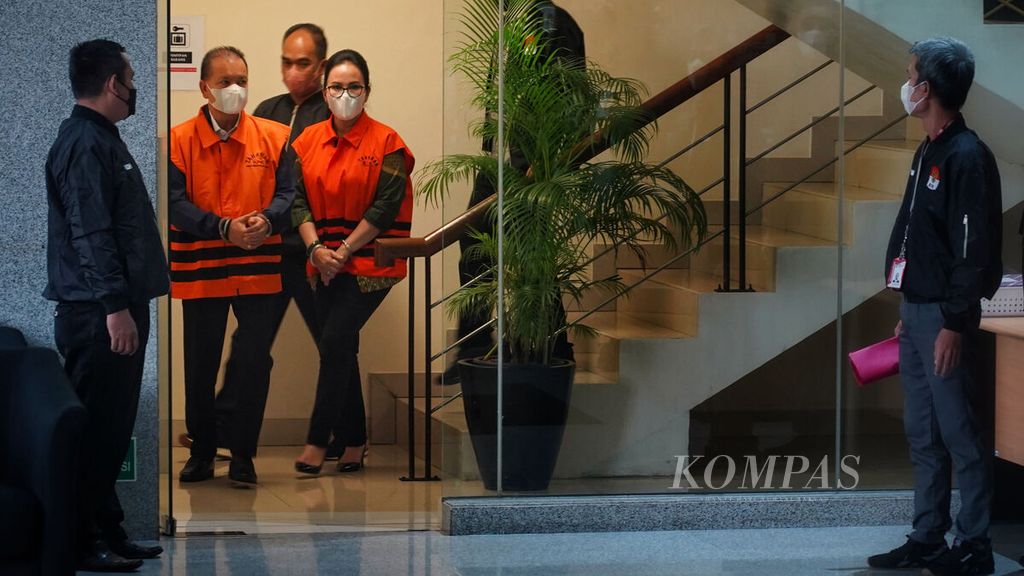 Bupati Kapuas, Ben Brahim S Bahat, bersama istrinya yang merupakan anggota DPR Fraksi Partai Nasdem, Ary Egahni, dikenakan rompi tahanan dan digiring petugas seusai resmi menjadi tahanan dan menuju ruang ekspos di Kantor Komisi Pemberantasan Korupsi (KPK), Jakarta, Selasa (28/3/2023).