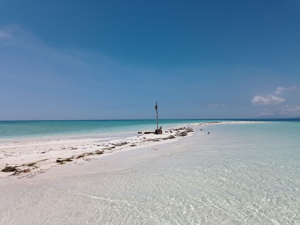 Tongkat penanda dipasang di pulau kecil yang terbentuk dari pasir putih di sebelah timur Pulau Adonara, Kabupaten Flores Timur, Nusa Tenggara Timur, seperti pada Rabu (14/4/2021). Pasir putih itu masuk dalam gugus Pulau Meko.