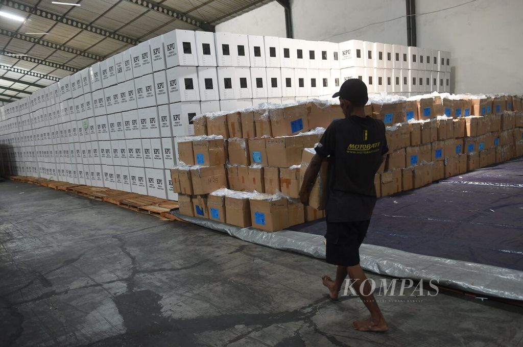 Pekerja membawa kardus berisi surat suara yang telah disortir dan dilipat di gudang KPU Surabaya, Jatim, Kamis (21/12/2023). 