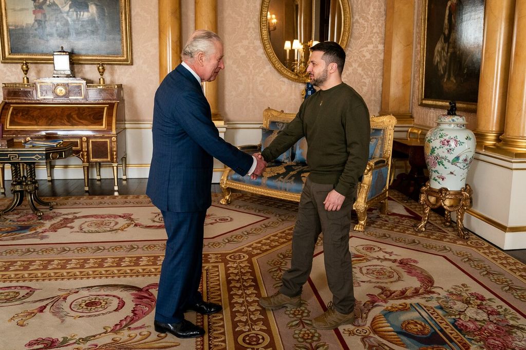 Raja Inggris Charles III (kiri) berjabat tangan dengan Presiden Ukraina Volodymyr Zelenskyy saat ia tiba di Istana Buckingham, London, dalam kunjungan pertama ke Inggris Raya sejak invasi Rusia ke Ukraina. 