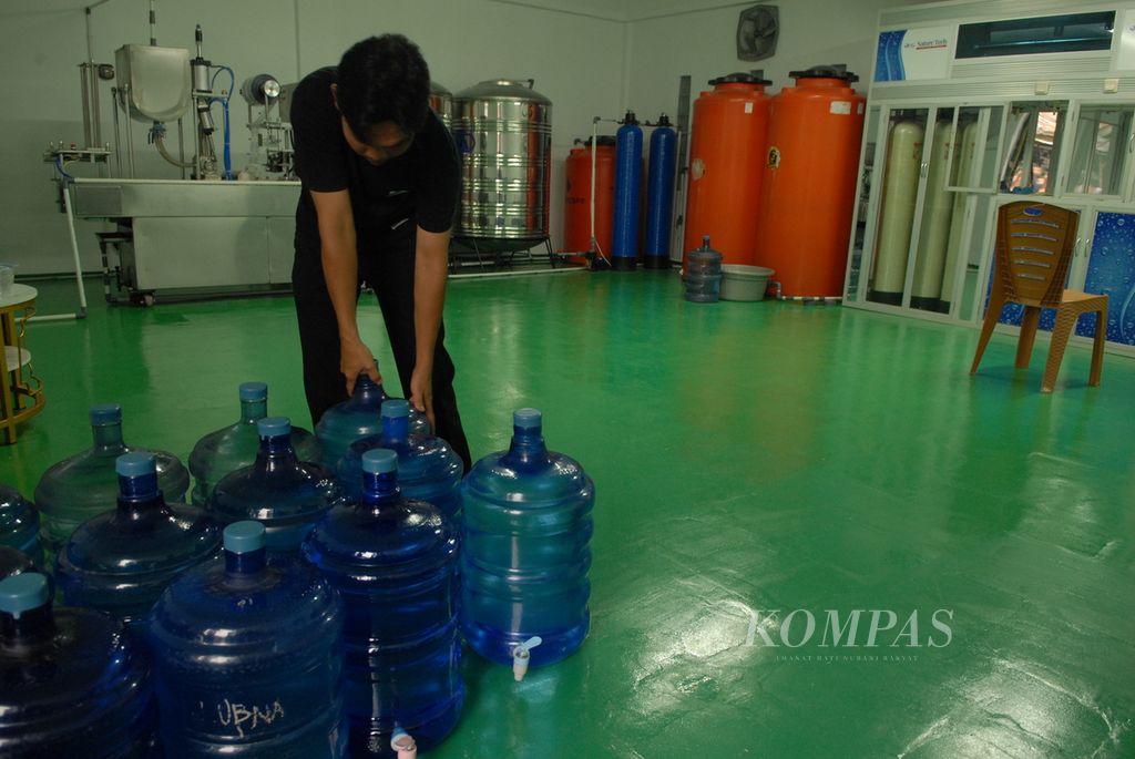 Air minum isi ulang dikelola salah satu unit bisnis Pesantren As’ad, Kelurahan Olak Kemang, Jambi, Kamis (20/7/2023). Hasilnya untuk memenuhi kebutuhan air bersih bagi masyarakat di kawasan Seberang Kota Jambi.