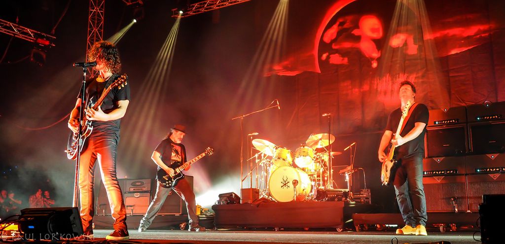 Band Soundgarden tampil dengan latar belakang sampul album <i>Superunknown</i>.