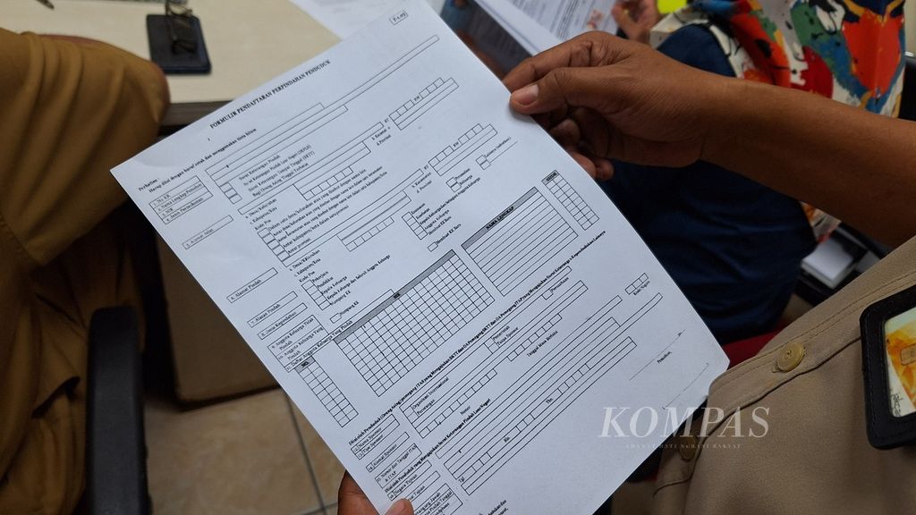 Contoh formulir penataan dan penertiban penduduk sesuai domisili bagi warga terdampak program pendataan di Kelurahan Petamburan, Jakarta Pusat, Selasa (23/4/2024).