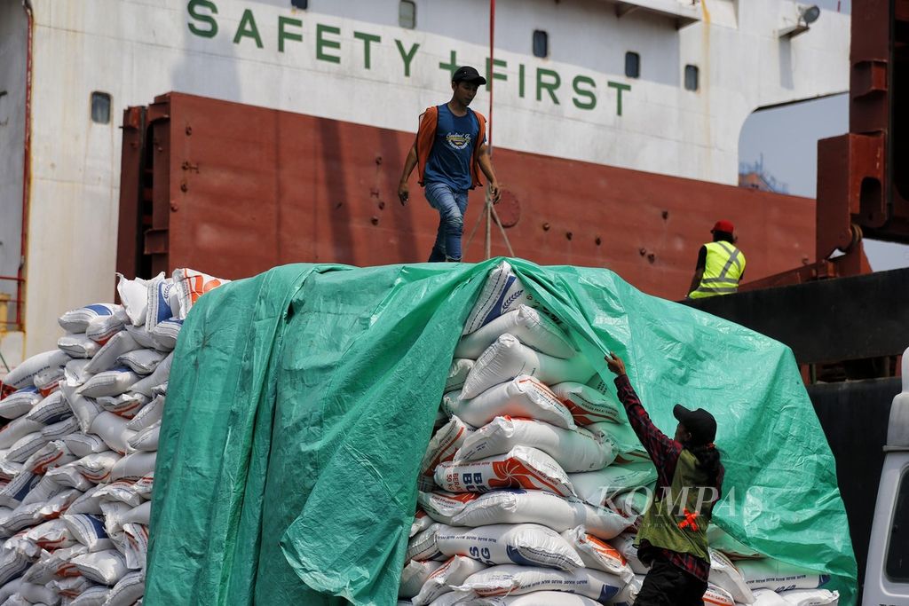 Buruh membongkar beras impor dari Thailand yang baru tiba di Pelabuhan Tanjung Priok, Jakarta, dengan menggunakan Kapal Vimc Unity, Senin (29/5/2023).