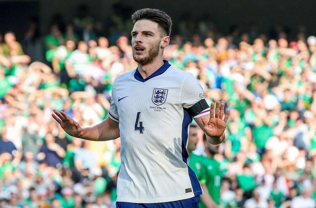 Pemain tim nasional Inggris, Declan Rice, merayakan golnya ke gawang Irlandia pada laga Grup B2 Liga Nasional Eropa 2024-2025 di Stadion Aviva, Dublin, Sabtu (7/9/2024) dini hari WIB. Inggris menang 2-0 pada laga itu.