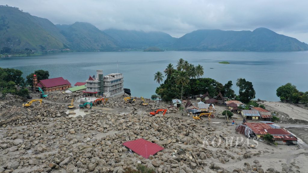 Alat berat digunakan dalam pencarian korban hilang akibat banjir bandang di Desa Simangulampe, Kecamatan Baktiraja, Kabupaten Humbang Hasundutan, Sumatera Utara, Kamis (7/12/2023). 