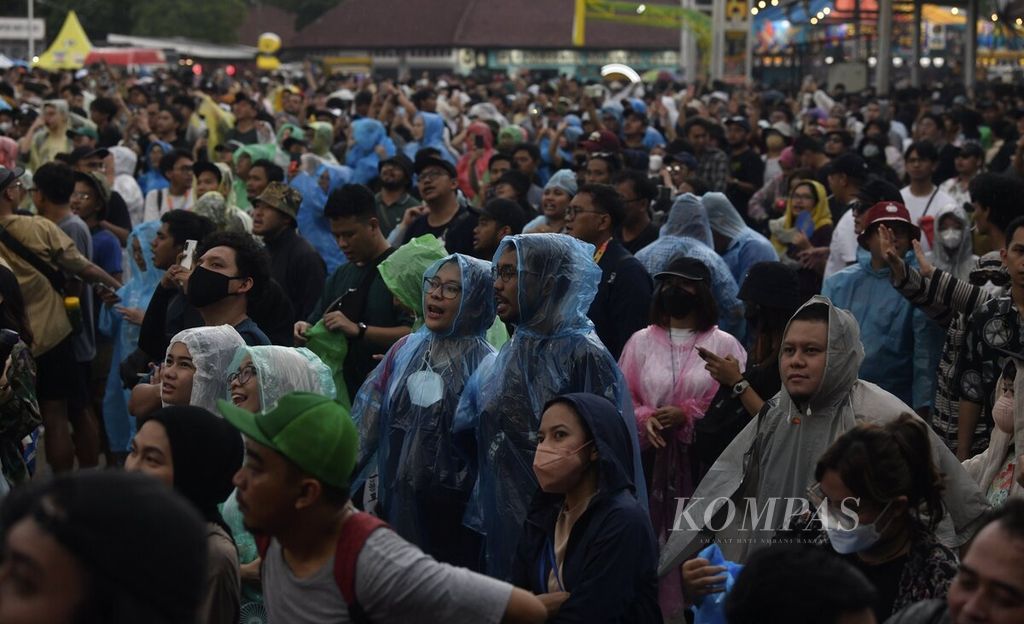 Penonton menikmati pertunjukan di salah satu panggung Synchronize Festival 2022 di Kemayoran, Jakarta, Sabtu (8/10/2022). 