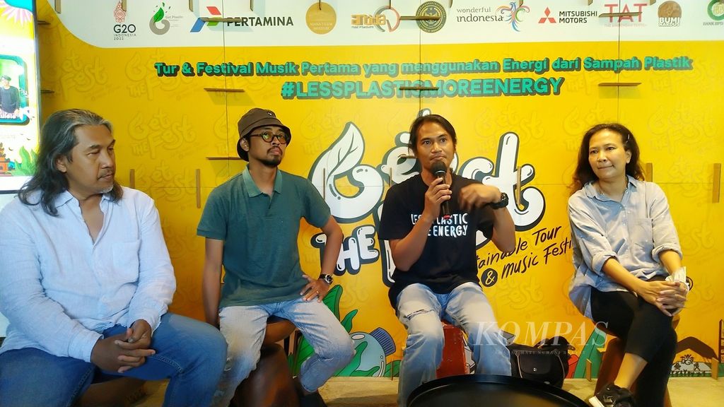 Festival musik Get The Fest digelar di Ubud, Gianyar, Bali, Minggu (16/10/2022). Pendiri Yayasan Get Plastic, Dimas Bagus Wijanarko (kedua, kanan), dalam jumpa media Get The Fest di Kota Denpasar, Kamis (13/10/2022).