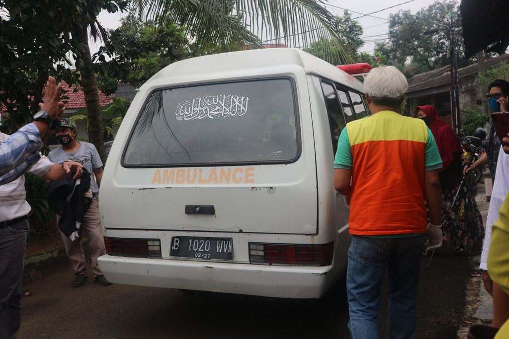 Ambulans yang membawa jenazah PW (69) ke mobil ambulans di Kompleks Bumi Pelita A7 Nomor 5, RT 001 RW 009, Pondok Cabe Udik, Pamulang, Tangerang Selatan, Jumat (25/11/2022).
