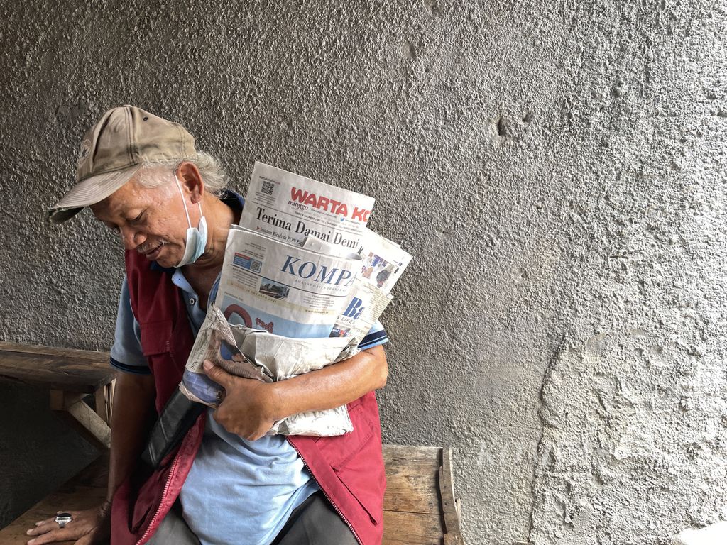 Rahmad (53) berjualan koran dengan berkeliling Pasar Jatinegara, Jakarta Timur, Minggu (10/10/2021). Menurut Rahmad, kini pembeli koran kian sedikit dan pendapatannya turun drastis. Perkembangan media digital kini menjadi tantangan bagi media konvensional seperti surat kabar, tabloid, dan majalah. 