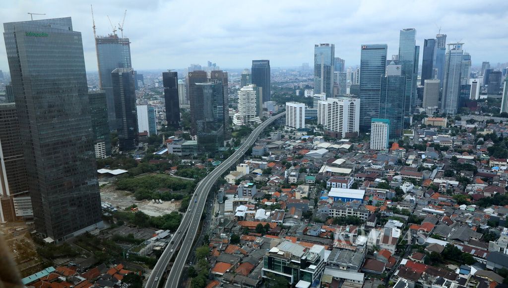 Pemandangan deretan gedung perkantoran di kawasan Kuningan, Jakarta Selatan, Rabu (13/1/2021). 