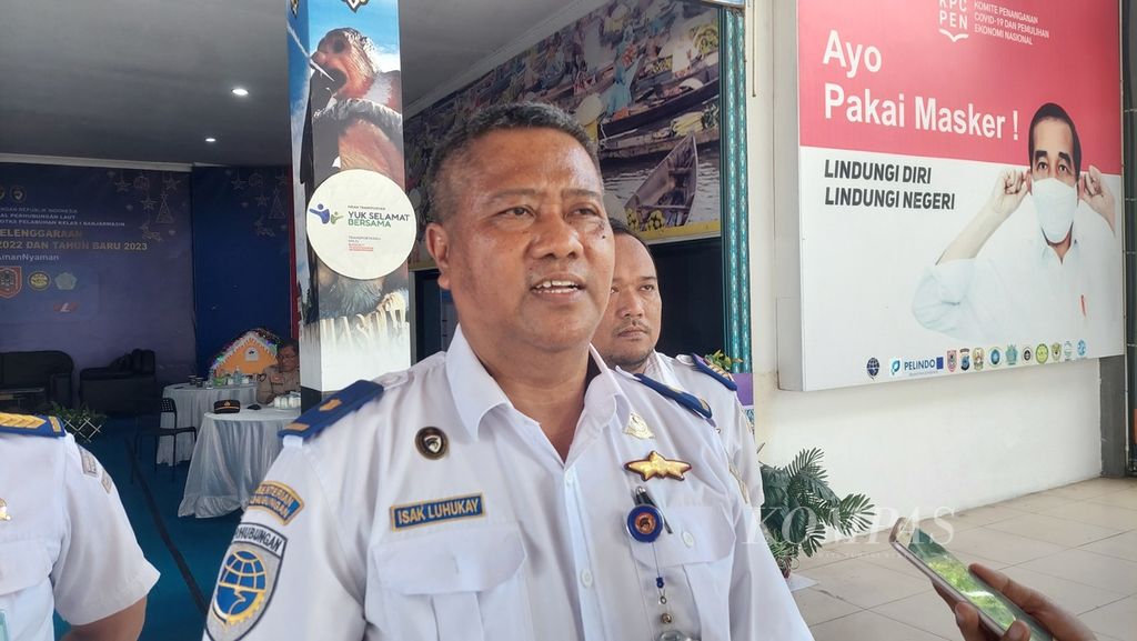 Kepala Posko Terpadu Angkutan Laut Natal 2022 dan Tahun Baru 2023 Isak Luhukay di Pelabuhan Trisakti, Banjarmasin, Kalimantan Selatan, Senin (19/12/2022).
