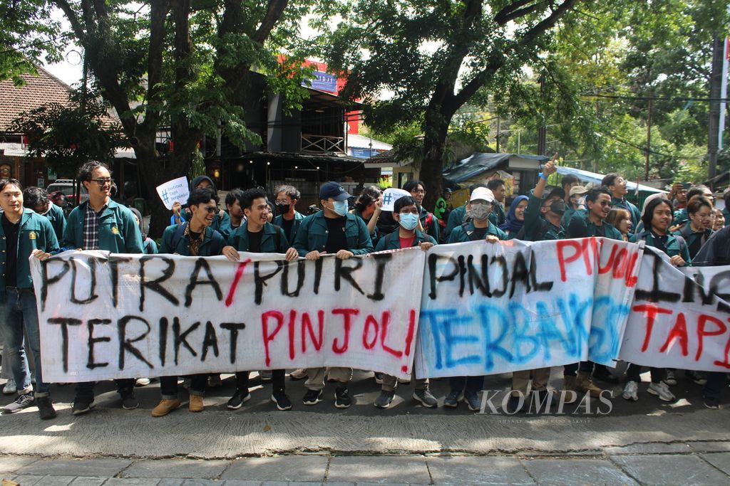 Sejumlah mahasiswa ITB berdemonstrasi di depan Rektorat ITB, Jalan Sulanjana, Kota Bandung, Jawa Barat, Senin (29/1/2024). Mereka menuntut kemudahan dalam membayar uang kuliah tunggal tanpa harus melibatkan pinjaman daring berbunga tinggi.