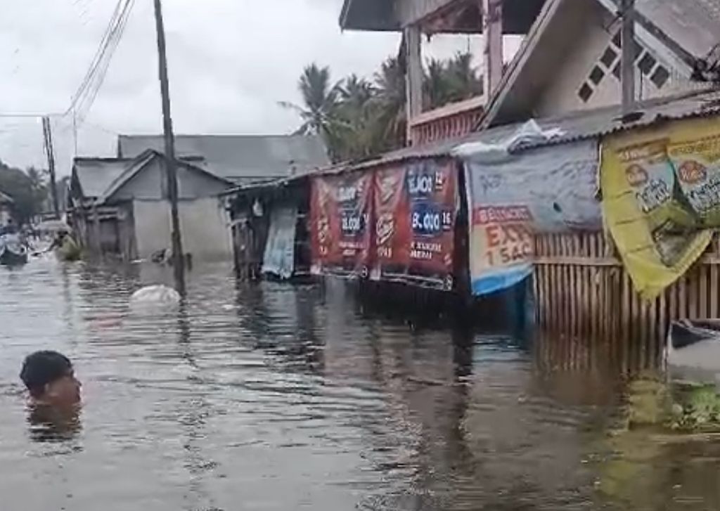 Salah satu wilayah yang terendam banjir di Desa Hutadaa, Kecamatan Talaga Jaya, Kabupaten Gorontalo, Gorontalo, Selasa (16/7/2024) Banjir terjadi sejak akhir Juni hingga Juli ini.